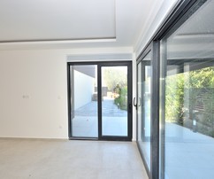 Srimán medencés otthon várja új tulajdonosát