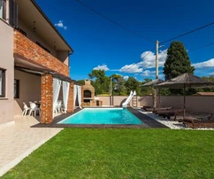 Hangulatos ház medencével, Isztria, Barban