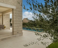 Exklusiv: Prächtige Villa mit atemberaubendem Meer- und Stadtpanorama in Poreč, Istrien.