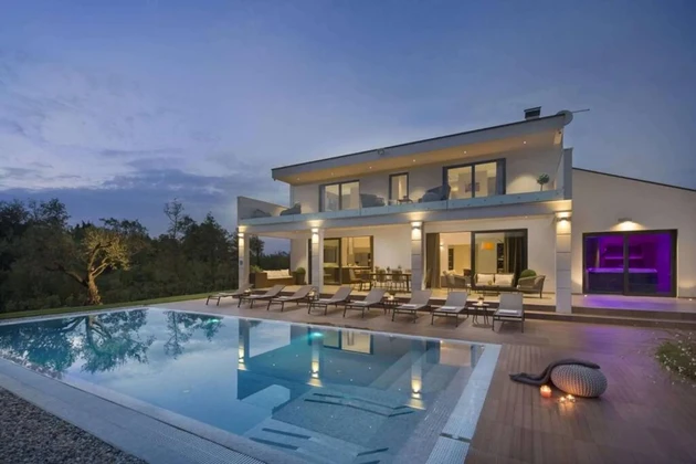 Villa with a pool for sale in Višnjan in Croatia