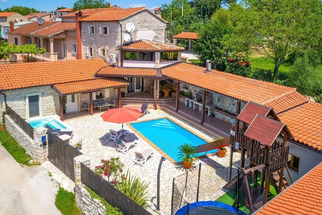 Duplex con piscina in vendita vicino a Tinjan in Croazia