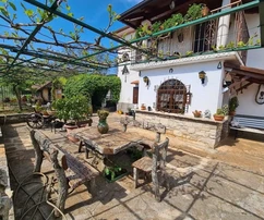 Istria, Buje, rustykalny kamienny dom z przestronnym ogrodem na sprzedaż