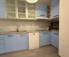 APARTAMENTO AMUEBLADO EN UNA ZONA TRANQUILA, A 600 M DEL MAR.