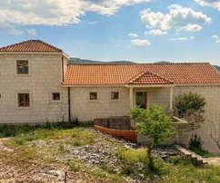 Brač, Nerežišća, kamienna willa na przestronnej działce o powierzchni 28 122 m²