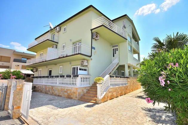 Vodice - príležitosť! Byt na celom poschodí rozdelený na 3 byty
