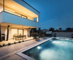 Umag, Istria: Villa moderna con piscina y apartamentos