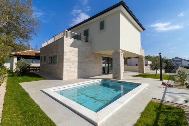 Eladásra kínált mediterrán villa tengerre néző panorámával Horvátországban