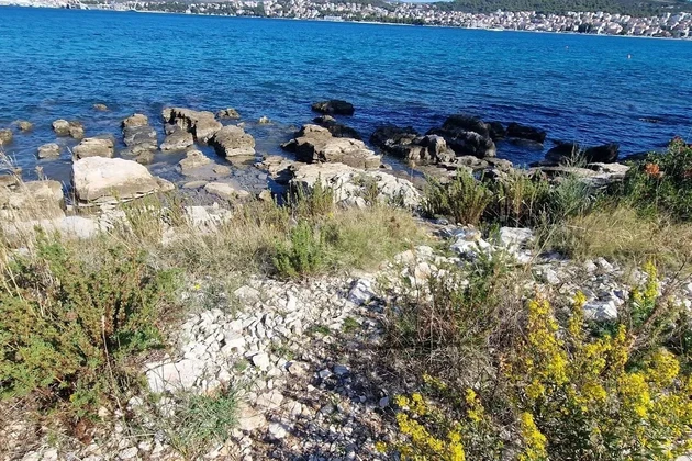 Čiovo, Bezirk G, Baugrundstück 1228 m2, ERSTE REIHE AM MEER!!!