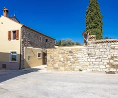 Istria, Buje – Zrekonstruovany kamenny dom so zahradou