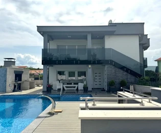 VILLETTA BIFAMILIARE CON DUE APPARTAMENTI, TAVERNA E PISCINA, IN POSIZIONE TRANQUILLA!
