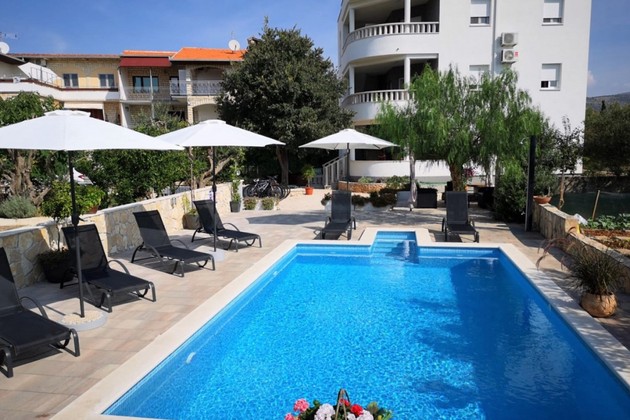 Vila mit Pool in Rogoznica nahe am Meer – sechs Wohnungen stehen zum Verkauf