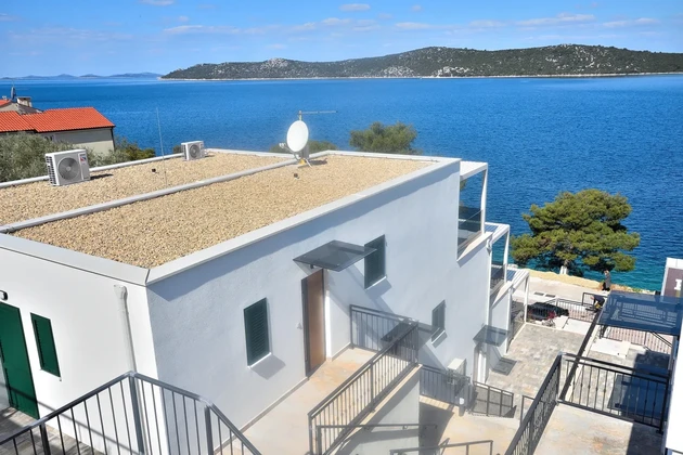 Primošten, Šparadići - APPARTAMENTI IN PRIMA FILA SUL MARE con vista mare