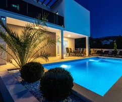 Maison moderne avec piscine et 2 appartements, à 200 m de la mer