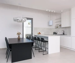 Trogir, Ciovo, luksusowy penthouse z tarasem na dachu i basenem