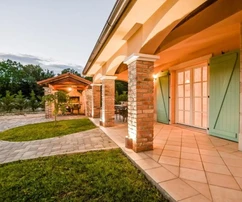 NUOVA VILLA CON PISCINA, IN ZONA TRANQUILLA!
