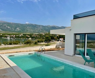 Villa di lusso con piscina in vendita proprio sul lungomare in Croazia