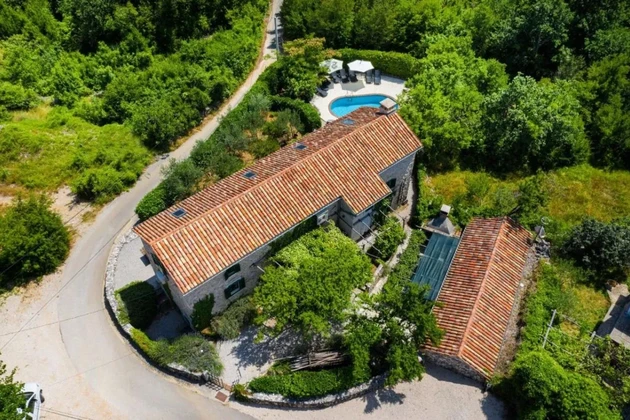 REFURBISHED STONE HOUSE WITH SWIMMING POOL, IN QUIET LOCATION!