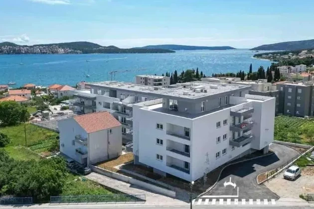 Seget Donji, 1-Zimmer-Wohnung 51 m2 in einem neuen Gebäude, 230 m vom Strand entfernt