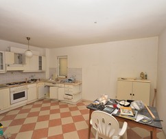 In Vodice steht ein Haus mit fünf Wohnungen zum Verkauf