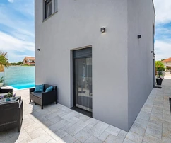 Rodinný dom s bazénom v Nine na predaj v Chorvátsku