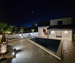 Nowoczesny dom bliźniaczy z basenem na sprzedaż na wyspie Vir w Chorwacji