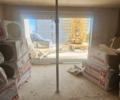 Trogir-Seget apartmán 71,65 m² so záhradou, v novostavbe, s garážou a výťahom