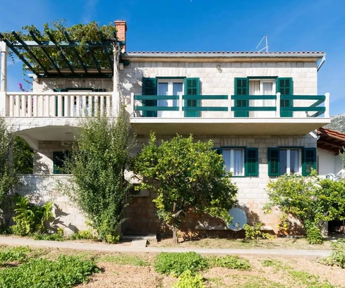 Maison familiale avec appartements à vendre à Bol en Croatie
