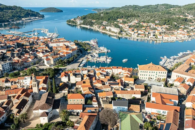 Wyspa Korčula, Vela Luka, kamienny dom w centrum miasta