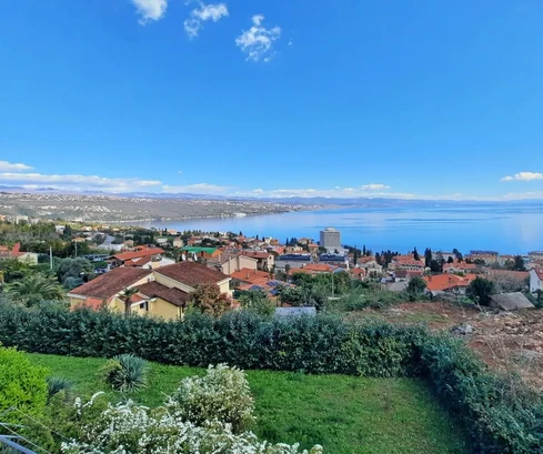 Attraente appartamento duplex con vista mare aperta, in una posizione tranquilla!