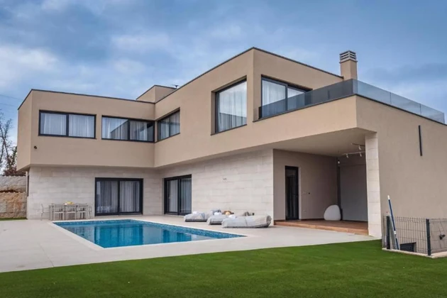Istrie, Tinjan, maison moderne de luxe avec piscine chauffée et vue panoramique sur Učka