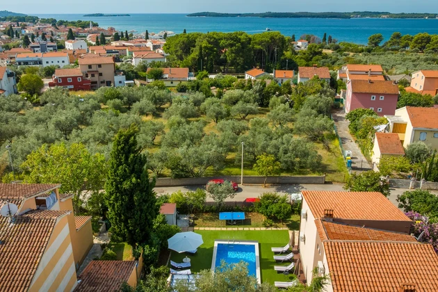 Przystań z widokiem na morze w Fažanie, Istria – Spacerem nad Adriatyk
