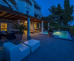 Villa moderna in vendita proprio sul lungomare di Okrug in Croazia