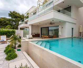 Villa di lusso in vendita con vista sul mare vicino a Trogir in Croazia