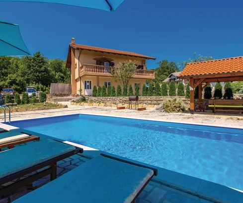 Casa independiente en venta en Viškovo con tres apartamentos en Croacia