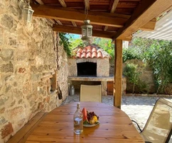 Kőház medencével eladó Vrbanjban, Hvar szigetén Horvátországban