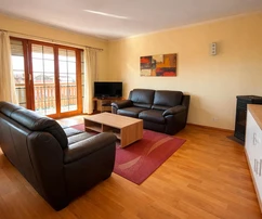 Rijeka, Marinići, maison avec espace commercial, appartement, grenier, cour et garage