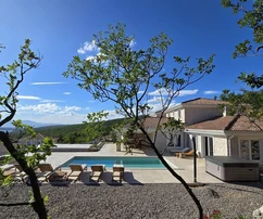 Villa de lujo de piedra en venta con vistas al mar en Croacia