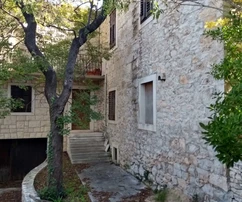 Casa de piedra en venta justo en la orilla del mar en Sutivan, Croacia