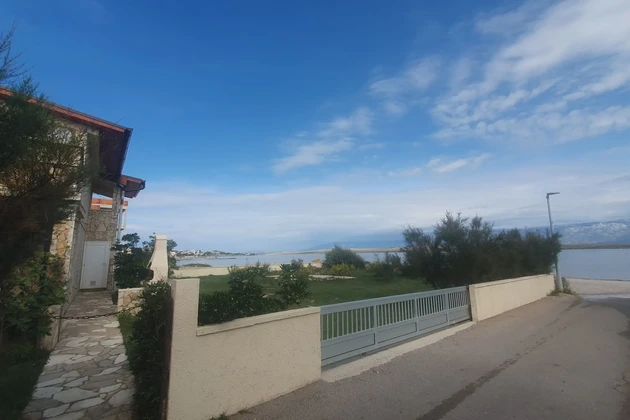 Propriété en première ligne face à la mer avec terrain supplémentaire
