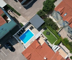 Appartamento al piano terra con due camere da letto, piscina privata e giardino, arredato