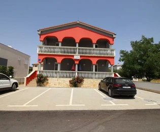 Multi-apartment house, south side, 160 m to the beach