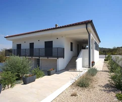 Zadar, Polača, hermosa villa con piscina en una ubicación tranquila