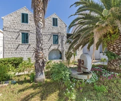 Casa in pietra sul mare sull'isola di Sipan