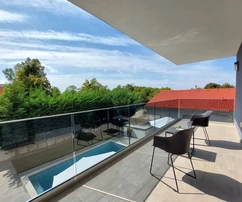 Moderní vila s bazénem na prodej v Ližnjanu v Chorvatsku