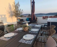 Zadar, Sv. Filip i Jakov, ático moderno con vistas al mar