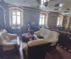 Im Herzen von Sinj, direkt am zentralen Stadtplatz, steht ein Café zum Verkauf