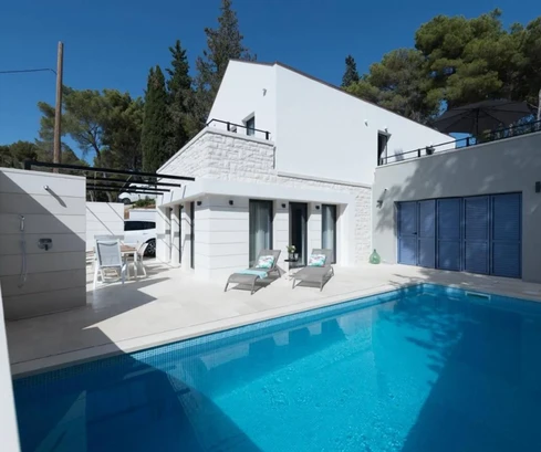 Moderná vila s bazénom na predaj na Brači v Chorvátsku