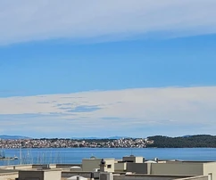 Trogir, Seget Donji 87,6 m²-es lakás tengerre néző kilátással, új építésű garázzsal és lifttel