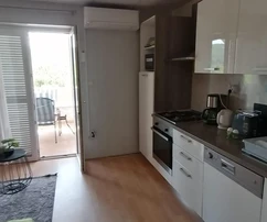 Wyspa Rab, Lopar, dom wielofunkcyjny z lokalami handlowymi i mieszkalnymi w atrakcyjnej lokalizacji