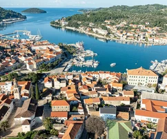 Ostrov Korčula, Vela Luka, kamenný dom v centre mesta